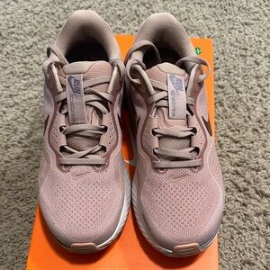 Nike Women's Structure 26 shoes